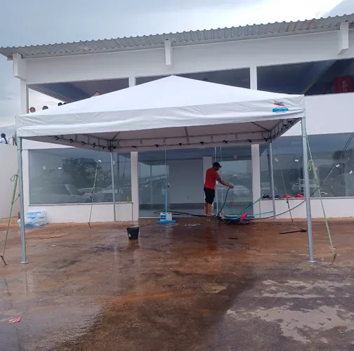 Equipe especializada da Lider Arte Tendas realizando lavagem técnica e manutenção de lona
