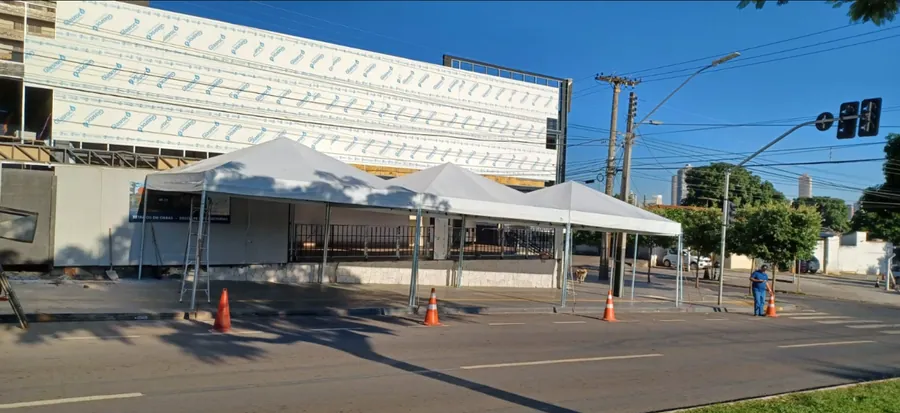 Conjunto de três tendas piramidais modulares montadas em avenida