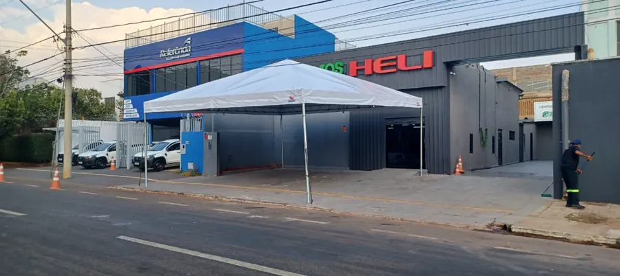 Tenda comercial montada em frente a concessionária de maquinário