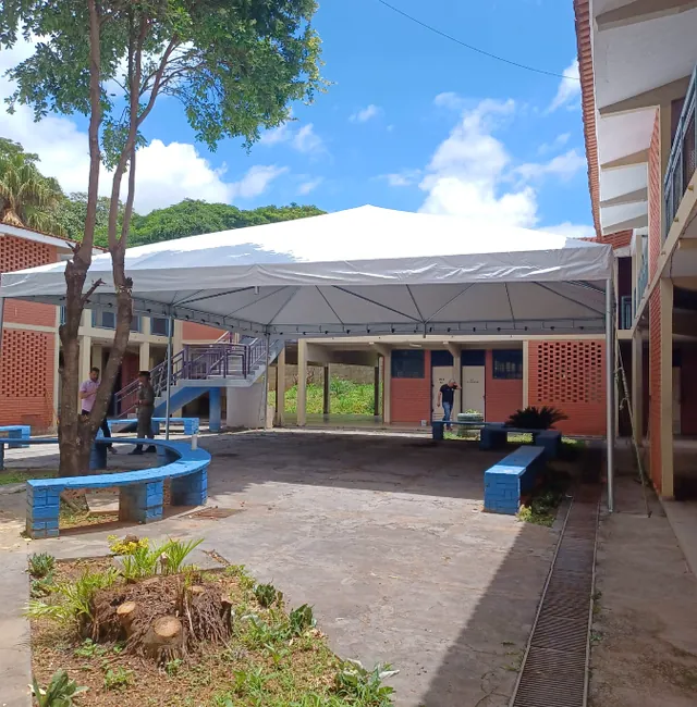 Tenda de grande vão instalada em pátio escolar institucional